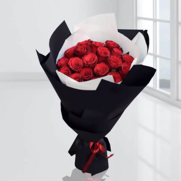 دسته گل رز قرمز با کاغذ پیچ مشکی و سفید